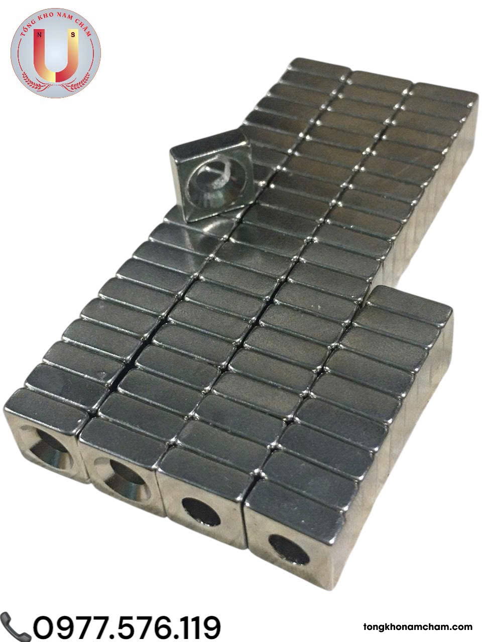 Nam châm đất hiếm viên vuồng 10x10x4mm có lỗ vát